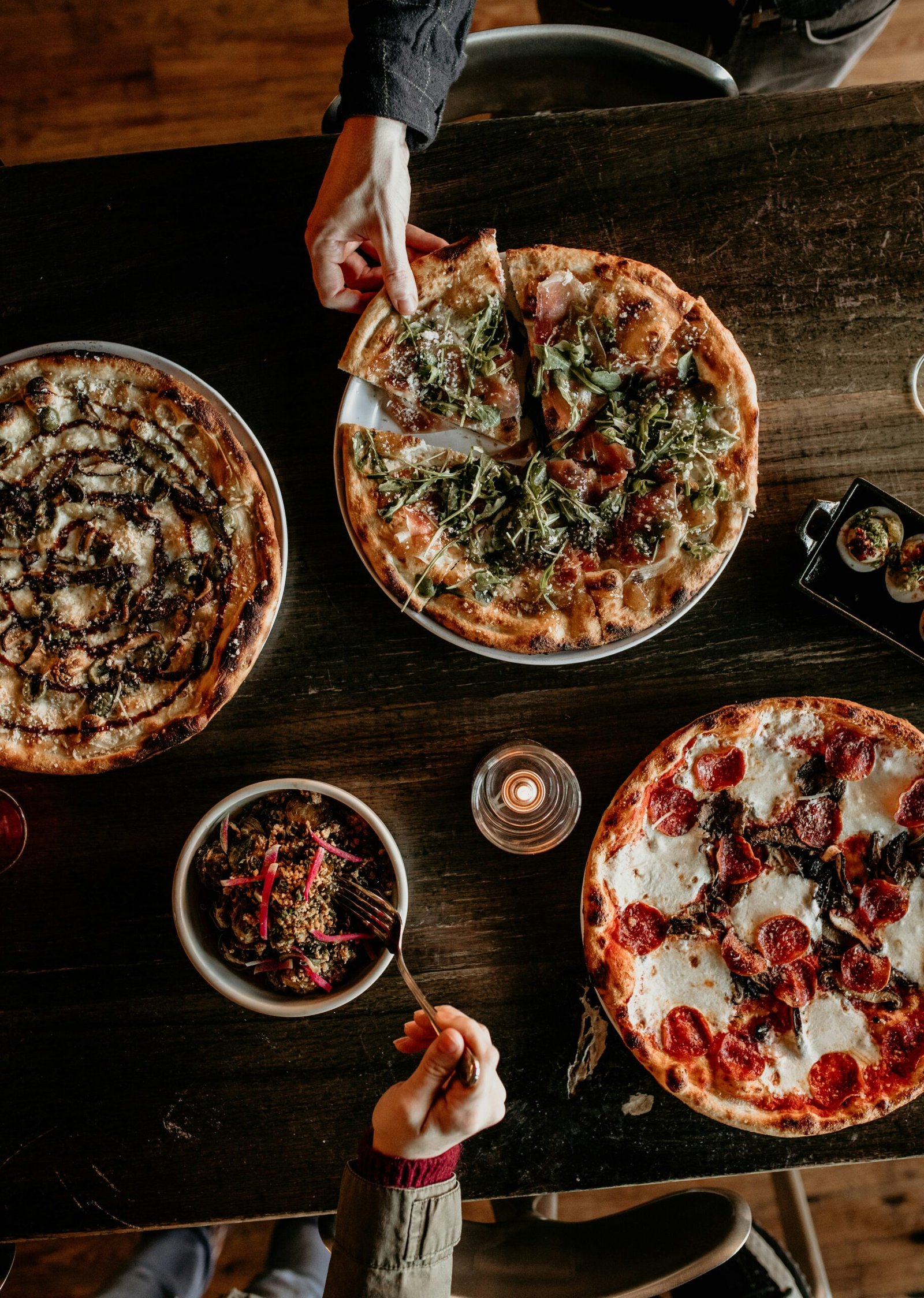 Thin crust Naples style pizza like the ones served at PizzaExpress in Pune